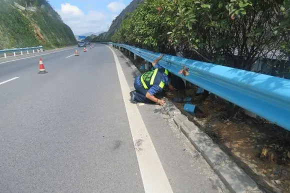 玉树高速路波形护栏